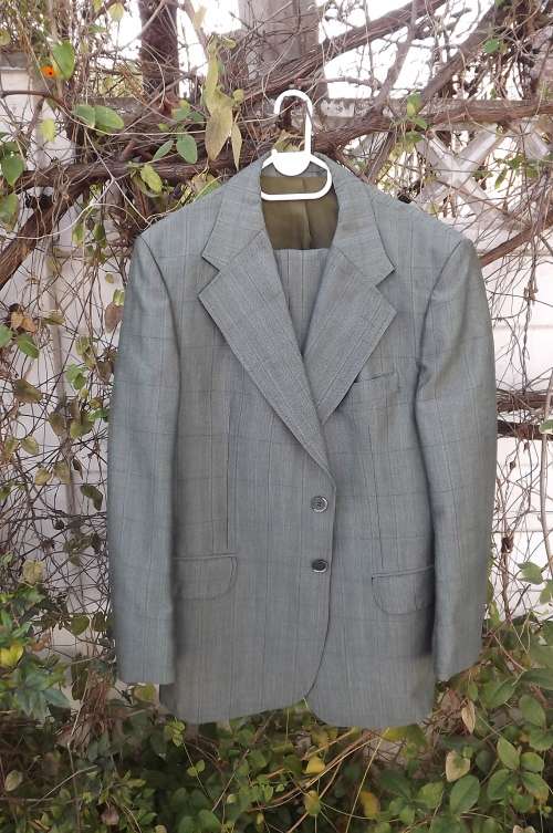 Handsome men's suite in dark moss green by TEX TRUE FORM.Size 42R jacket.Pants waist 37