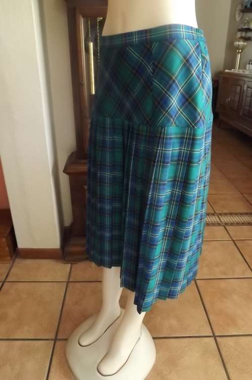 Irresistible tartan checked skirt in blue and green shades MISS LYNN by MANHATTAN.Size 38/14