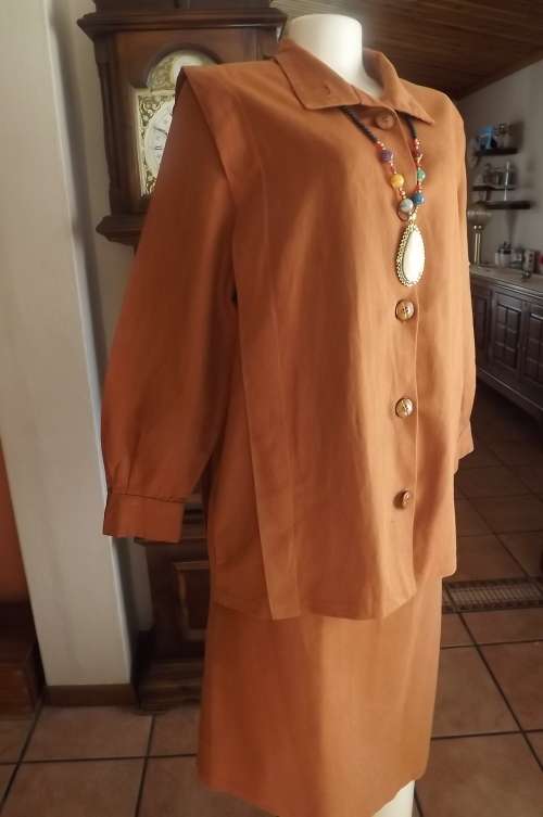 Boutique made brick colour 2 piece skirt suite.Skirt pencil style.Size 44/20.Long jacket.