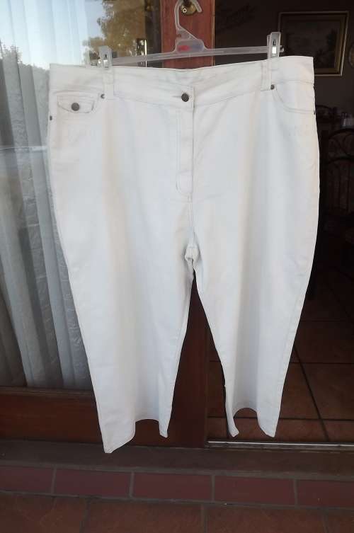 Ladies white denim cropped pants by DONNA-CLAIRE in size 48/24.Pockets back + front