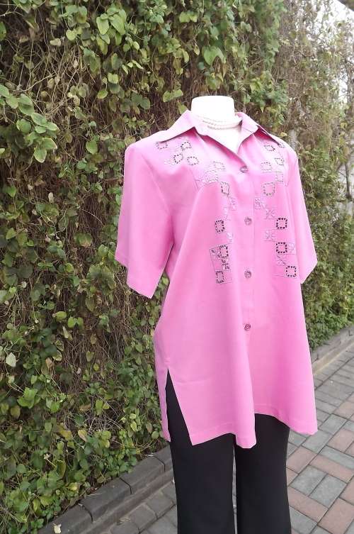 Carnation pink short sleeve top with button down front and shirt collar.Size 42/18.Good condition