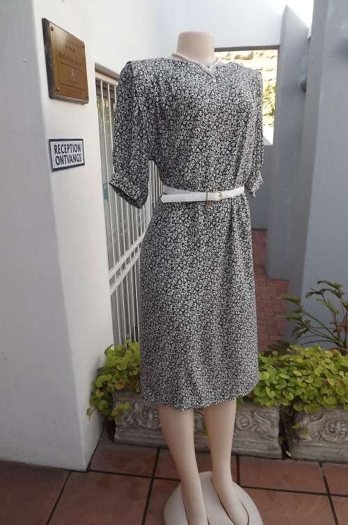 Stunning sheath dress in navy with tiny white flowers.Size 36/12 by LINO VOLIO.New condition