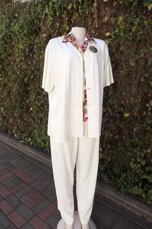 Comfy 2 piece rich cream collar 2 piece suite.Size 40/16.In textured heavy polyester fabric