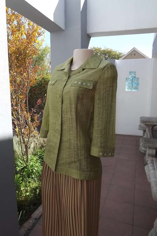 Stunning avo green top/jacket.In polyester/rayon fabric.Size 32/8.Elbow length sleeves.Made in Korea