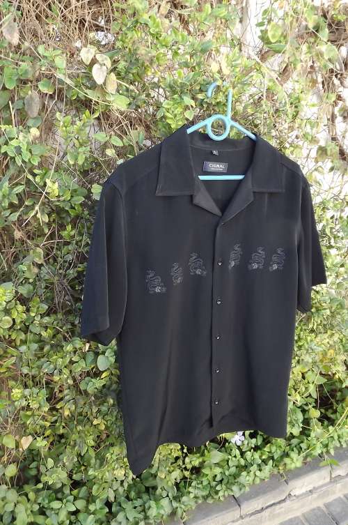 Black casual men's shirt by CIGNAL shiny in 100% polyester.Size Medium 108cm chest.Used condition