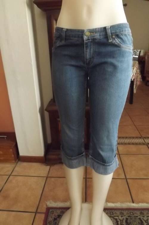 Denim cropped jeans by RT DENIM in size 32/8.Pockets front and back.Good condition
