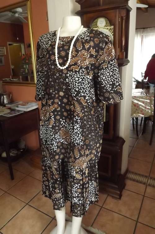 Black,white and brown paisley patterned vintage dress by SHELLY size 42/18.As new