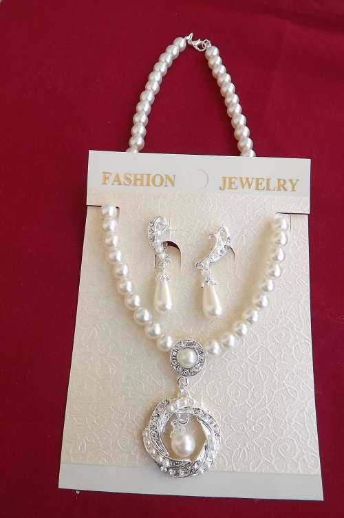Beautiful fashion jewellery set with faux pearl necklace and pendant including clip on earrings