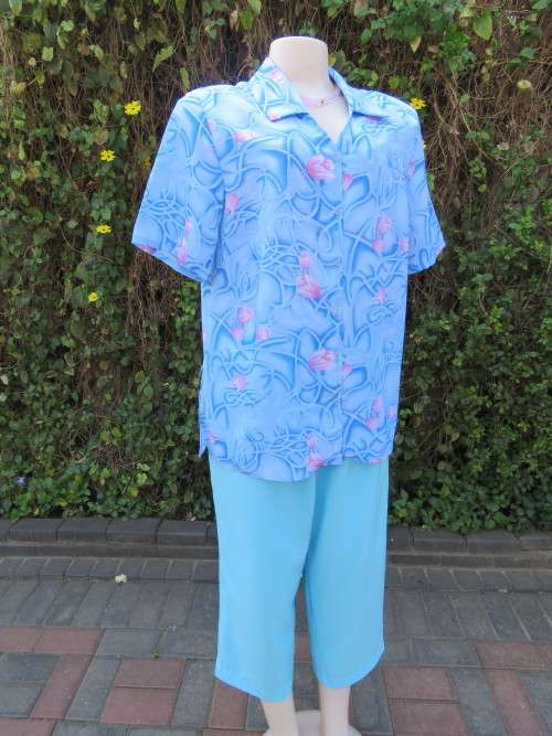 Pretty 100% wash + wear polyester short sleeve button down size 38/14 blouse in medley of blue