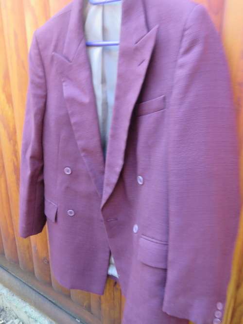 Beautiful men's maroon double breast jacket in size 36 reg.By THE SUIT KING'S.Poly and viscose blend