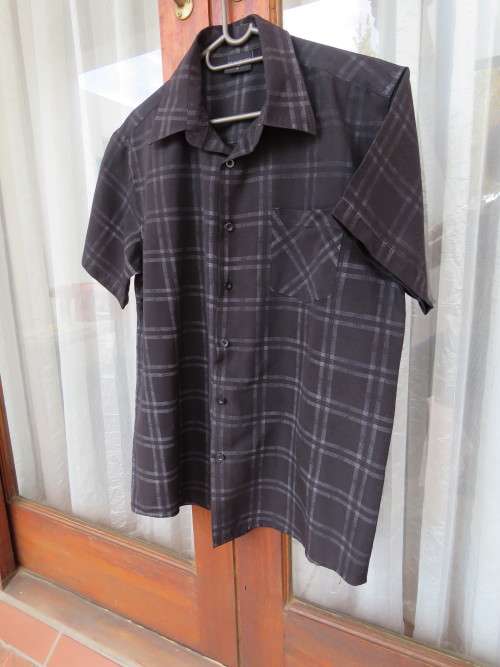 Black and white check men's short sleeve shirt in size Large by NO BOUNDARIES.As new