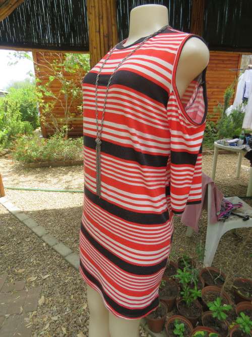 fashion red,black and red horizontal striped shift dress by TRENDS.Size 38/14.