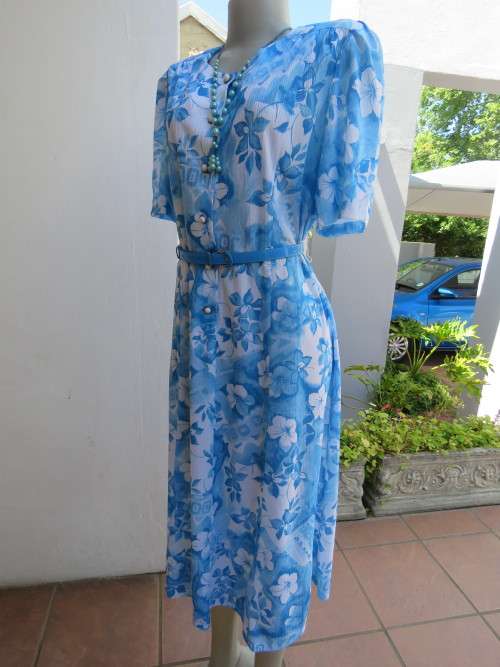Stunning white and blue floral dress by TONINI in size 44/20.Panelled.Short sleeves