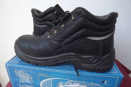 Pair of black TECHNIPRO safety boots.Size 41/7.Pu/Pu sole-oil resistant.New -only tried on