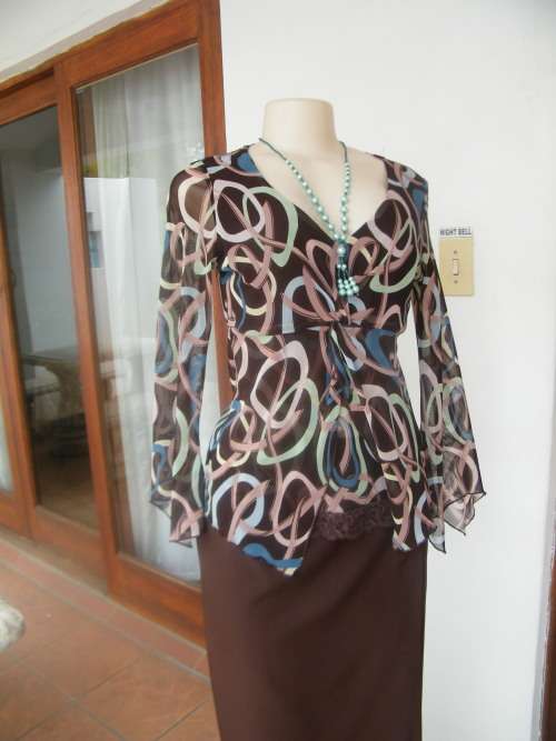 OASIS top in striking print on brown background.Size 36/12.In sheer 100% polyester.New condition