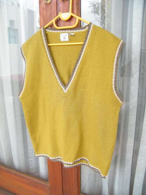 Men's light avo green v neck pullover in size M with M brown and beige ribbings by Design