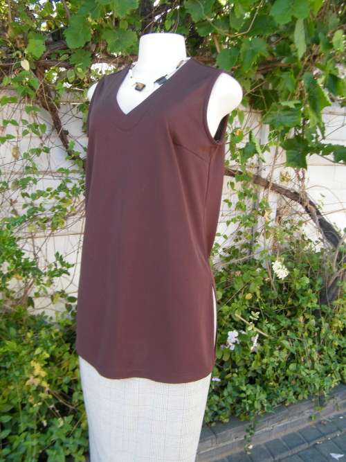 As new Choc brown slip over V neck long top in wash + wear polyester by TRUWORTHS size 34/10