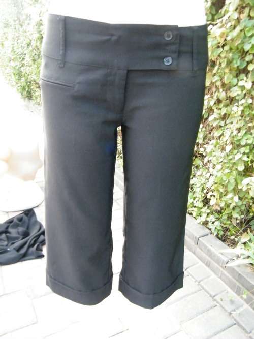Sassy black cropped pants with straight legs.By LEGIT in size 36/12.Wide waistband.In 100% polyester