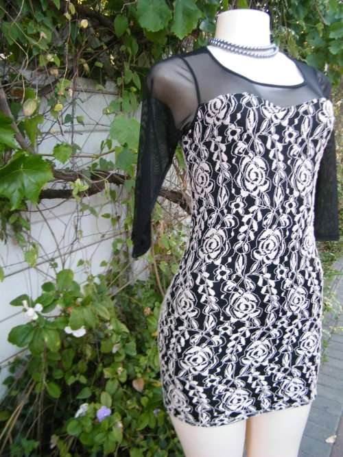 Go feminine but sexy! In this nostalgic cream floral embroidery bodycon dress. Size 32/8.New cond.
