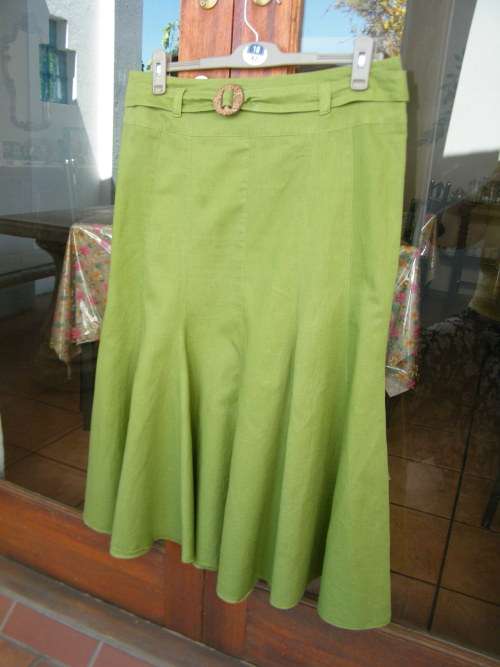 Stylish paneled avogreen skirt by OASIS in size 38/14.In trumpet style.Yoked waist.As new