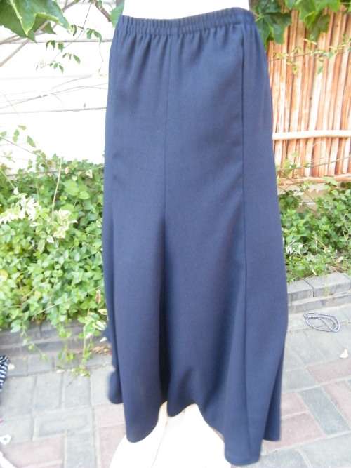 You will feel sensational in this navy preppy panelled skirt.Size 42/18.Slimmimg style and colour