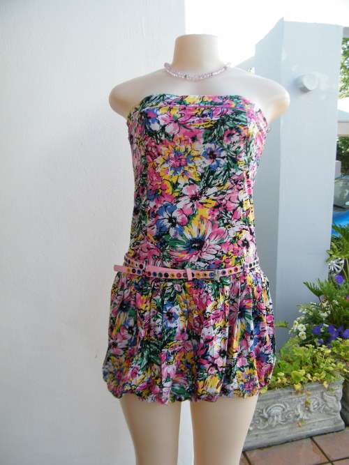 Cheerful floral mini balloon dress in pink,yellow + blue.JUDY`S PRIDE size 30/6.Strapless with belt
