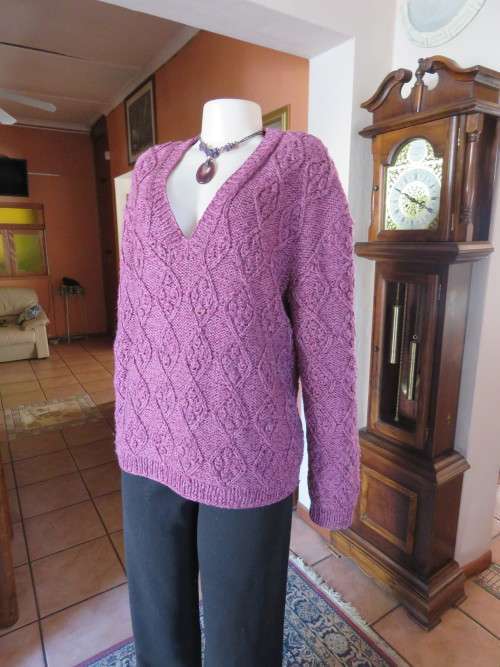 Mulberry colour v neck bulky acrylic knit pullover cardigan.Size 40 to 42.Good condition