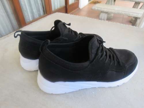 Ladies black canvas tekkies with white soles in size 8 by Mr PRICE.As new.
