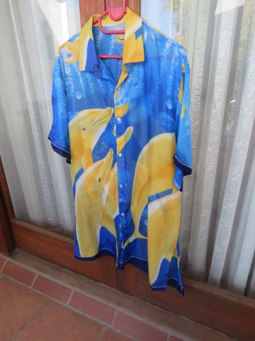 Cheerful polyester/cotton long mens shirt in blues and yellow.Slitted sides.Size large.Chest 118cm