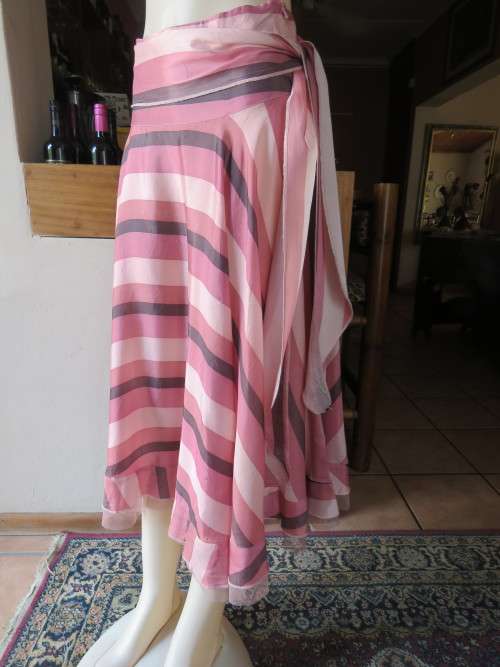 Amazing striped flare skirt by TRUWORTHS for LtD woman.Size 32/8.Made in 100% acetate fabric