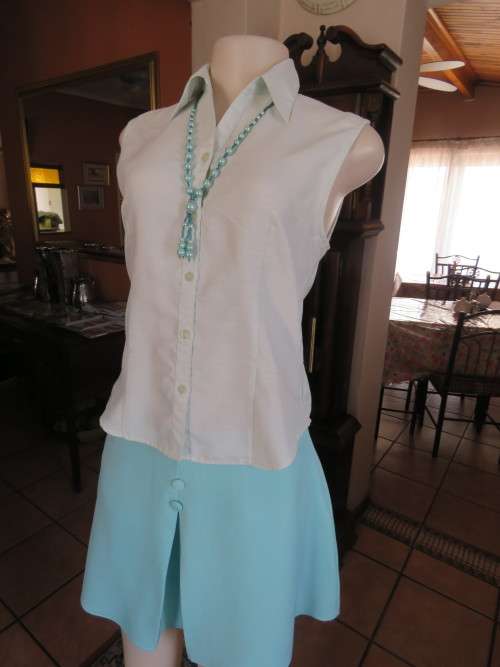 Pale mintgreen sleeveless button down top with open collar.Size 34/10 made in polyester