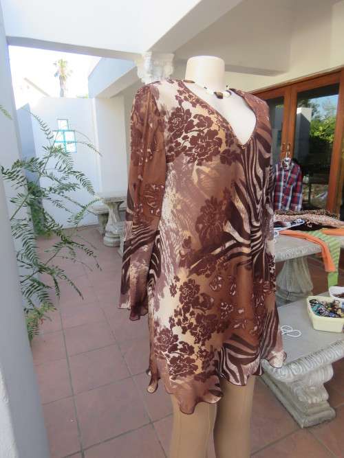Fabulous brown patterned sheer polyester long top with V neck. Size 40/16 by donna-claire. New cond.