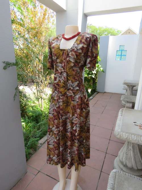 Attractive 2 piece skirt suite in brown and grey leaf print.Size 44/20 made by owner.Good condition