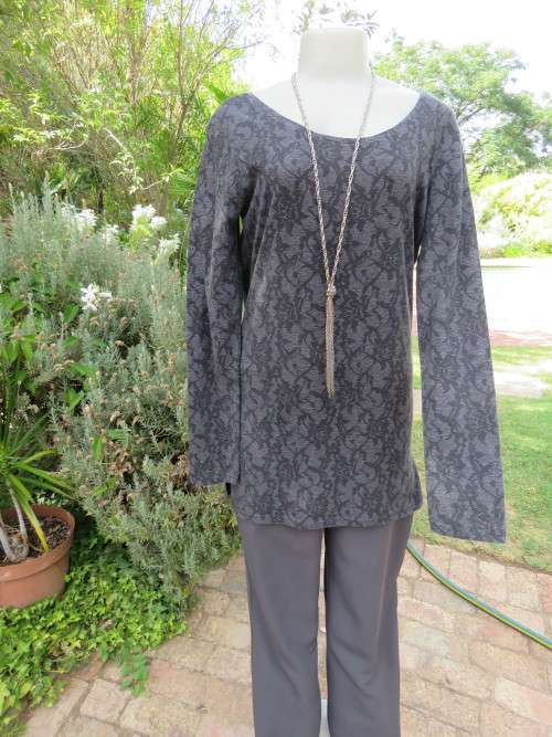 Attractive grey and black floral long sleeve top by IMAGE size 34/10.Extra long length.As new
