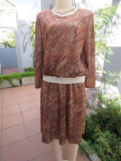 Autumn colour 2 piece vintage skirt suite in size 38/14.A-line skirt with elasticated waist.