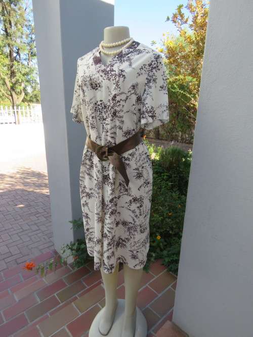 Princess style 100% wash + wear polyester dress in cream with black leaf pattern.Size 40/16