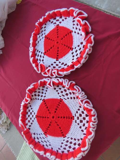 Set of 2 red and white crochet doilies.Done in wool.38 cm and 34 cm diameter.New condition.