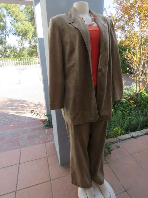 Animal print 3 piece suit in golden brown.Consist of pants,skirt and jacket in size 42/18.As new.