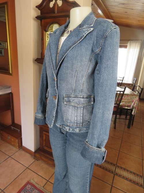 Trendy denim long sleeve styled jacket.Size 36/12 by TRUE DENIM.As new.