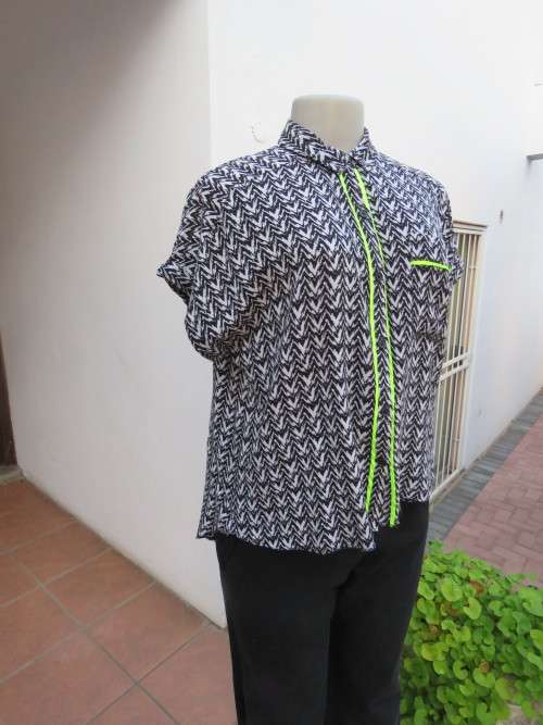 Black and white button down top with tiny cut-on sleeves.Size 38/14 by RT.Shirt collar.As new.