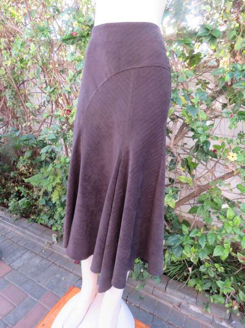 Make a statement in this dark brown winters skirt with  size 36/12.By FOSCHINI.New condition.