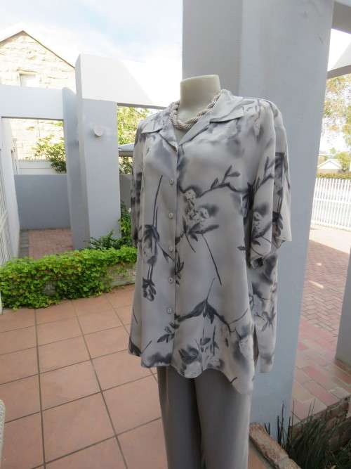 Smart 'TAHLIA CLAIRE' blouse in size 44/20.In viscose/polyester blend.As new.