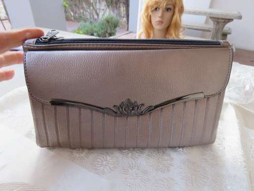 Antique gold colour clutch bag with 2 extra zipped bags.Suitable for any occasion.Size 25x15cm.New.