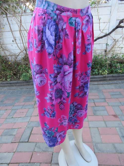 Pleated skirt in striking floral print by 'JULIE WYTE' in 32/8.50% cotton and 50% polyester.As new.