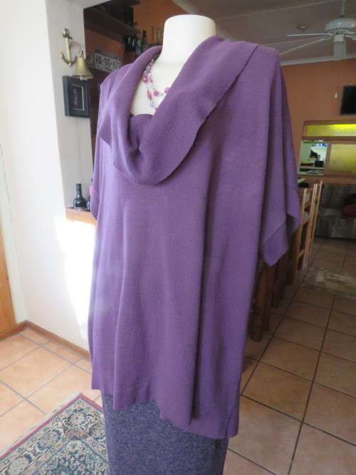 Purple 100% acrylic knit long top with short cut-on sleeves.Size 46/22 by 'RENE TAYLOR'.Used.