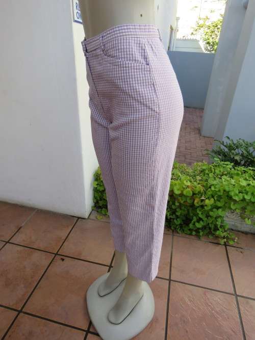 Chic fashion ankle pants in lilac/white check.By 'QUEENSPARK' IN 32/8.High waist.As new.