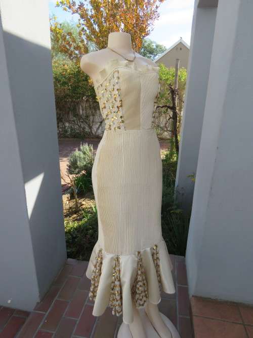 Amazing cream mermaid style evening dress in size 32/8.Decorated with lace and gold sequins.As new.