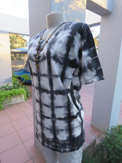 Geometric black and white tie-dyed 100% cotton t-shirt.Extra long.Size 36-38.New item.