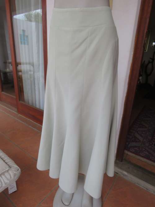 Flare skirt made up in panels.Styled to perfection by 'BEE-BOP' in size 40/16.Good condition.