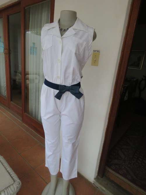 Chic white jumpsuit in ankle length.By 'RICHELL ARMY' in 35/11.In 100% cotton fabric.New item.